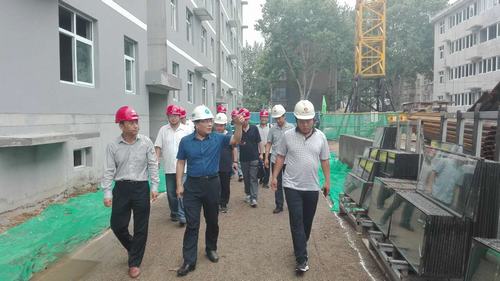 建設(shè)集團(tuán)副總經(jīng)理王明智一行蒞臨韓城分公司棚戶區(qū)改造項(xiàng)目施工現(xiàn)場(chǎng)檢查指導(dǎo)工作