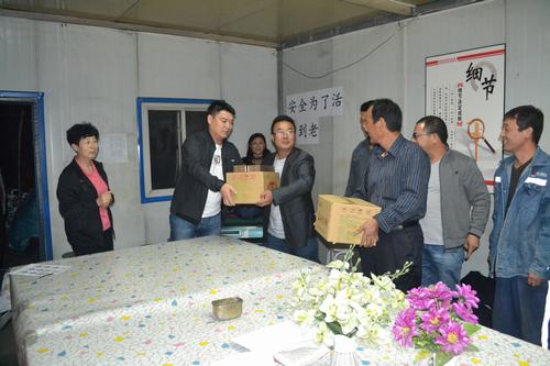 機(jī)電安裝公司領(lǐng)導(dǎo)“雙節(jié)”走基層慰問情暖人心