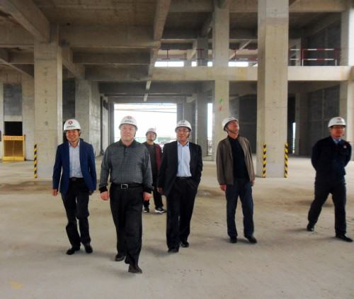 陜煤集團(tuán)總經(jīng)理助理、建設(shè)集團(tuán)聯(lián)合黨委書記、董事長寧興剛“雙節(jié)”期間深入澄合分公司中科遙感工地慰問施工一線的干部職工