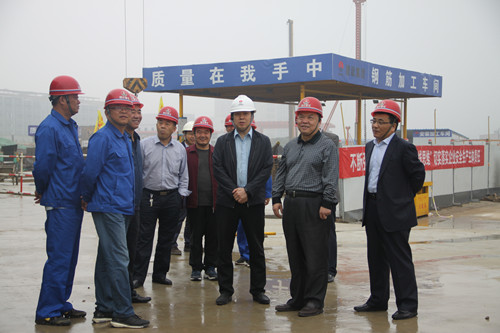 陜煤集團(tuán)總經(jīng)理助理、建設(shè)集團(tuán)聯(lián)合黨委書記、董事長寧興剛一行蒞臨天工公司陜煤研究院西安總部工地視察指導(dǎo)工作