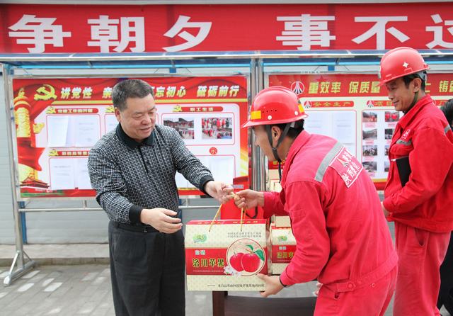 陜煤集團(tuán)總經(jīng)理助理、建設(shè)集團(tuán)聯(lián)合黨委書記、董事長寧興剛一行深入礦建二公司冶坪項(xiàng)目部慰問一線職工