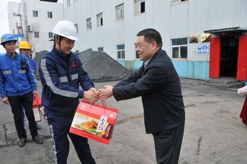 陜煤集團(tuán)總經(jīng)理助理、建設(shè)集團(tuán)聯(lián)合黨委書記、董事長寧興剛一行節(jié)日期間深入洗選煤運(yùn)營公司基層慰問一線員工