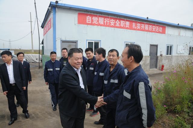 陜煤集團(tuán)總經(jīng)理助理、建設(shè)集團(tuán)聯(lián)合黨委書記、董事長寧興剛一行深入掘進(jìn)公司紅柳林項(xiàng)目部走訪慰問