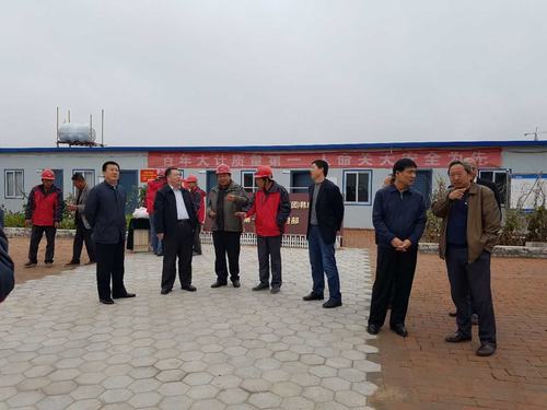 陜煤集團(tuán)總經(jīng)理助理、建設(shè)集團(tuán)聯(lián)合黨委書記、董事長寧興剛一行蒞臨韓城分公司榆北煤業(yè)公司小保當(dāng)?shù)V施工現(xiàn)場和大家一起過中秋