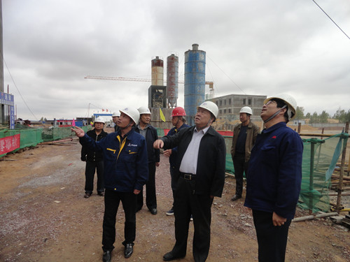 陜煤集團(tuán)總經(jīng)理助理、建設(shè)集團(tuán)聯(lián)合黨委書記、董事長寧興剛一行中秋節(jié)深入曹家灘項(xiàng)目工地視察慰問