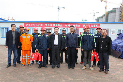 到一線，送祝福，鼓干勁