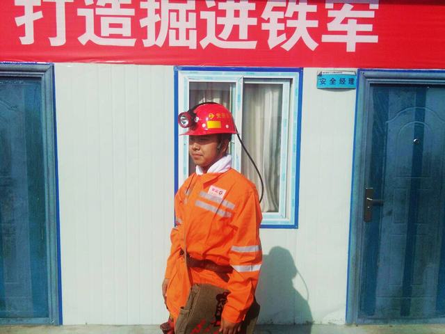 掘進公司曹家灘項目部“黨員示范崗”帶頭建“鐵軍”