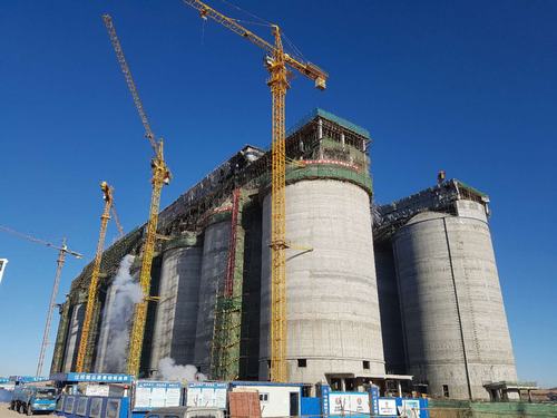 韓城分公司小保當(dāng)選煤廠塊煤倉（一標(biāo)段）、最終篩分車間工程順利封頂