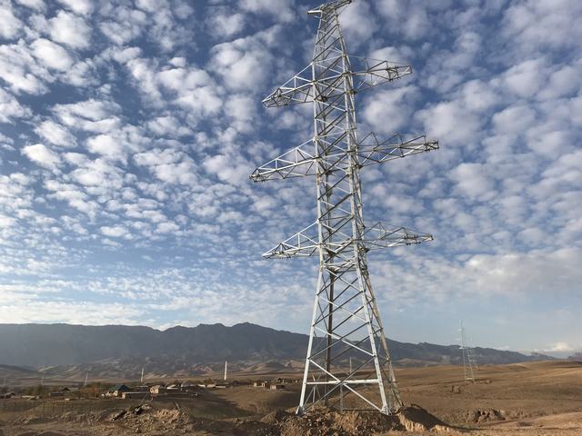 塔吉克斯坦丹哥拉自貿(mào)區(qū)首座220KV輸電線路一回路鐵塔架設(shè)完成