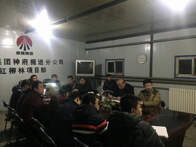 掘進公司領(lǐng)導(dǎo)下基層帶頭宣講十九大