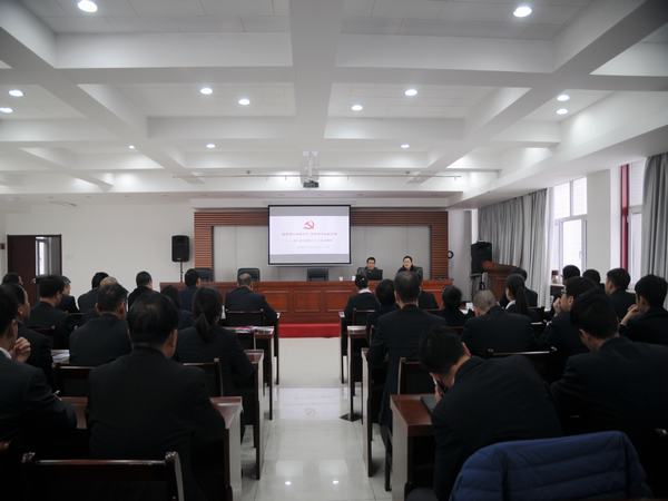 建設集團副總經(jīng)理王明智深入掘進公司講黨課