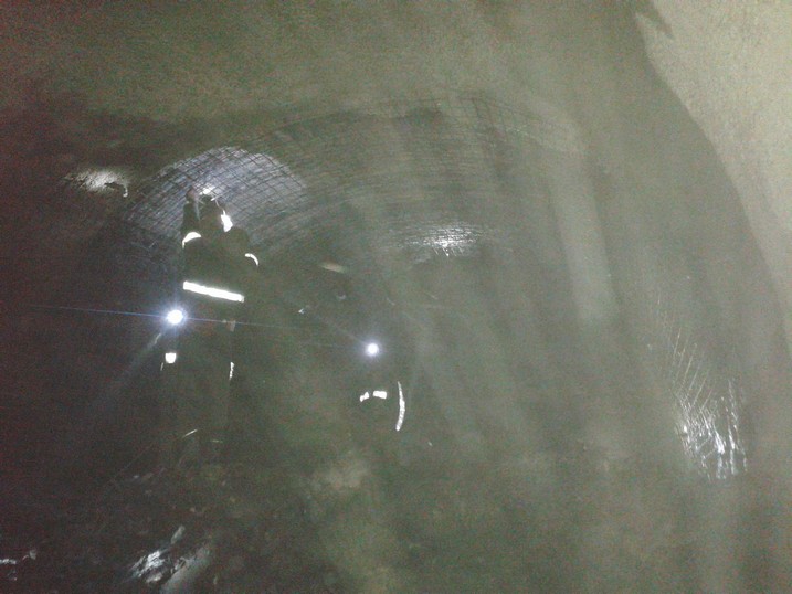 礦建三公司雙龍項目部西翼運(yùn)輸巷與北翼運(yùn)輸巷順利貫通