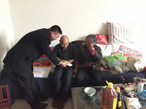 礦建二公司慰問(wèn)困難職工,送去企業(yè)關(guān)愛(ài)