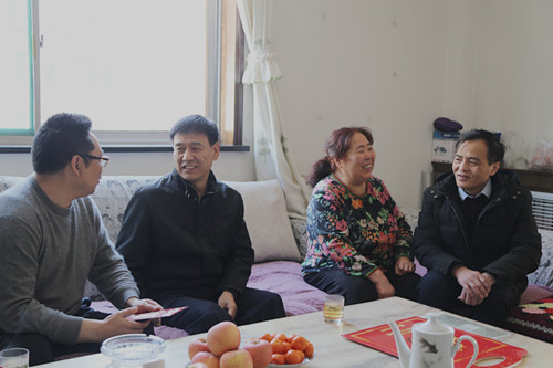 建設(shè)集團聯(lián)合黨委副書記、紀委書記、工會主席侯本英走訪慰問機電安裝公司困難職工