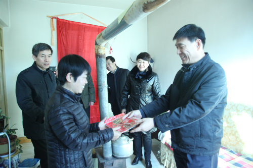  心系困難職工，情暖困難黨員