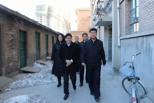 建設(shè)集團聯(lián)合黨委副書記、紀委書記、工會主席侯本英一行慰問澄合分公司困難職工