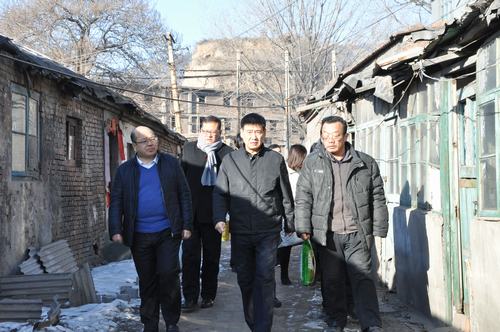 建設(shè)集團聯(lián)合黨委副書記、紀委書記、工會主席侯本英 為韓城分公司困難職工送來春節(jié)祝福