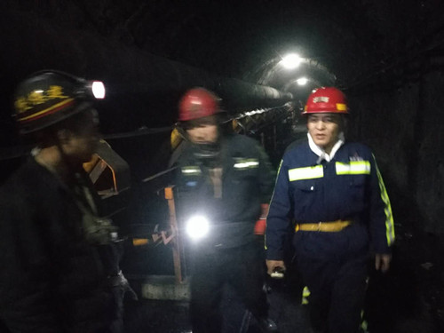 機(jī)電安裝公司領(lǐng)導(dǎo)春節(jié)期間深入井下督導(dǎo)施工