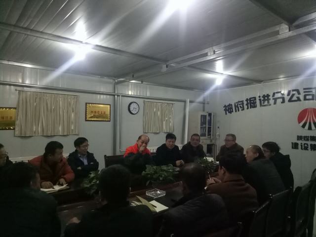 曹家灘礦總經(jīng)理路山潮蒞臨掘進(jìn)公司項目部指導(dǎo)復(fù)工工作