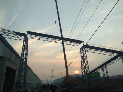 銅煤公司承建的美鑫氧化鋁1#、2#倉庫工程桁架成功實現(xiàn)合攏施工