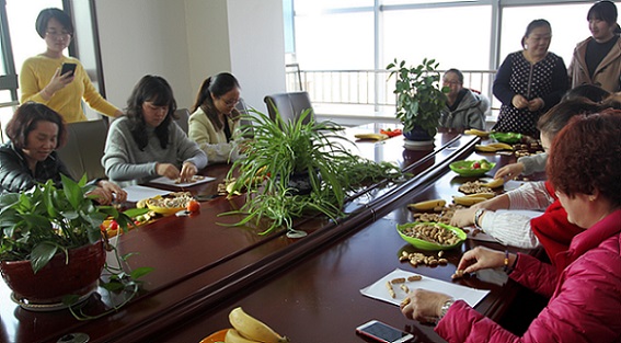 流光溢彩，情暖三?八