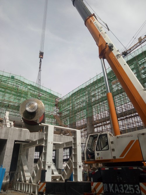 機電安裝公司承建的小保當一號煤礦主斜井帶式輸送機配電、控制及機械設(shè)備安裝如火如荼