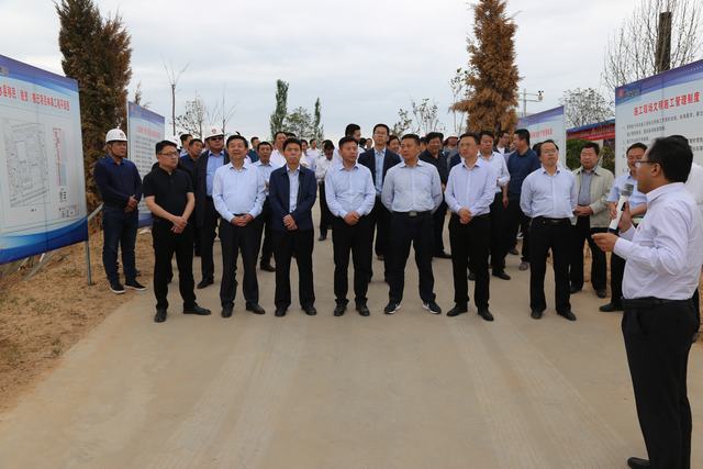 白水縣移民搬遷安置點(diǎn)觀摩團(tuán)深入白水縣林皋鎮(zhèn)安置點(diǎn)施工現(xiàn)場進(jìn)行觀摩指導(dǎo)