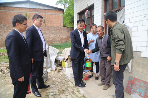 文明鄉(xiāng)村共創(chuàng)建  扶貧幫困在行動(dòng)