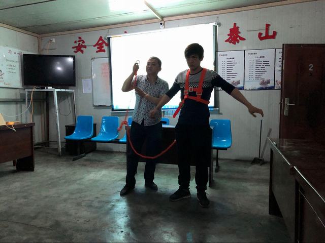 陜煤建設(shè)掘進(jìn)公司北翼項(xiàng)目部現(xiàn)身說教加強(qiáng)高空作業(yè)過程控制