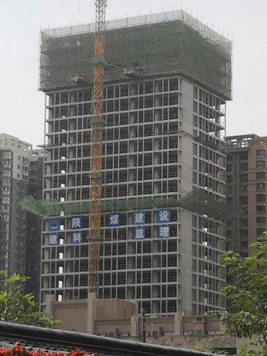 陜煤建設(shè)天工公司雅荷項(xiàng)目部奮力沖刺雅荷中央廣場(chǎng)1、2#樓封頂