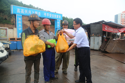 炎夏送清涼    關懷入心田