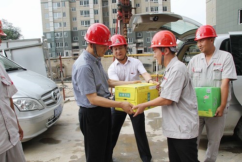 公司領(lǐng)導(dǎo)開展“送清涼”活動