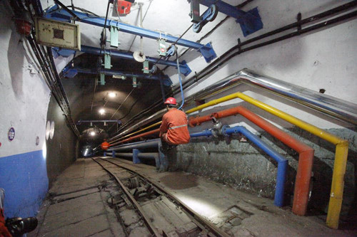 陜煤建設(shè)機電安裝公司冶坪項目部“猴車”安裝進(jìn)行時