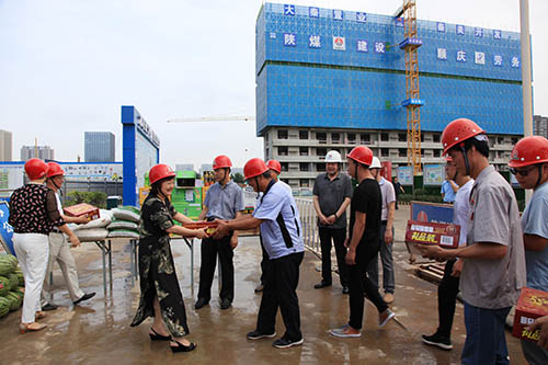 集團(tuán)工會副主席楊永紅看望慰問施工一線員工