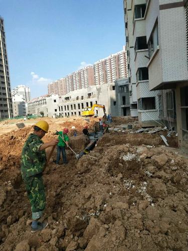 他們?yōu)樵賱?chuàng)銅煤新輝煌戰(zhàn)高溫、斗酷暑