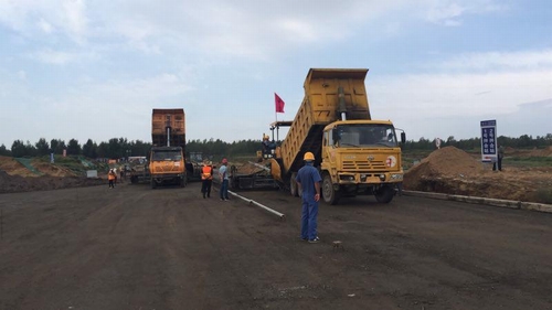 陜煤建設(shè)路橋分公司小保當(dāng)項目順利完成水穩(wěn)碎石頂層攤鋪工作