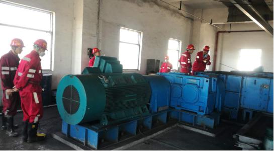 榆北煤業(yè)公司總經理石增武深入機電安裝公司施工一線開展調研