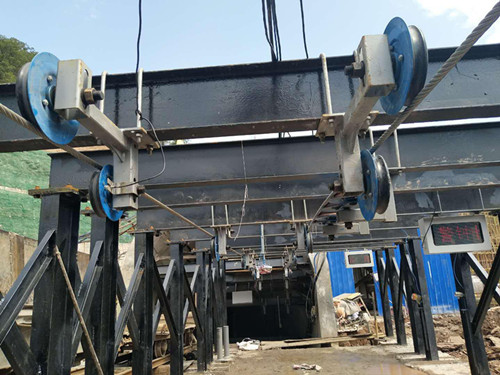 陜煤建設(shè)機(jī)電安裝公司:冶坪煤礦“猴車”裝置開始試運(yùn)行