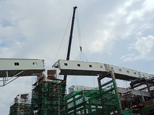 陜煤建設(shè)澄合分公司小保當(dāng)預(yù)先篩分車間至主廠房鋼結(jié)構(gòu)棧橋順利吊裝成功