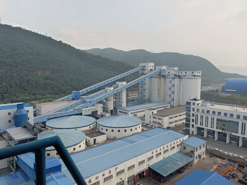 陜煤建設(shè)機(jī)電安裝公司承建的選煤廠(chǎng)塊煤倉(cāng)旋轉(zhuǎn)溜槽拆除工程如火如荼