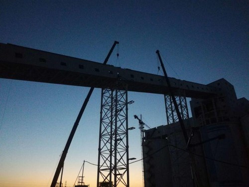 陜煤建設(shè)中煤公司：曹家灘礦業(yè)4#驅(qū)動(dòng)機(jī)房至塊煤倉(cāng)帶式輸送機(jī)棧橋鋼桁架吊裝作業(yè)圓滿(mǎn)結(jié)束