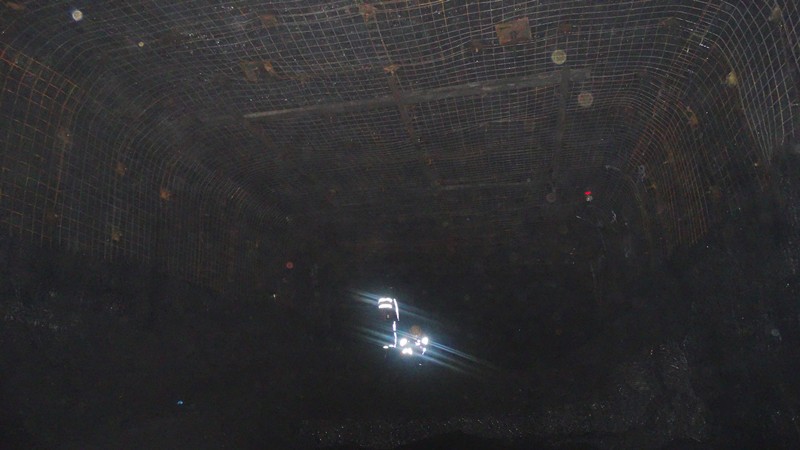 陜煤建設礦建三公司曹家灘項目部2-2煤回風大巷9#回風聯(lián)絡巷順利貫通