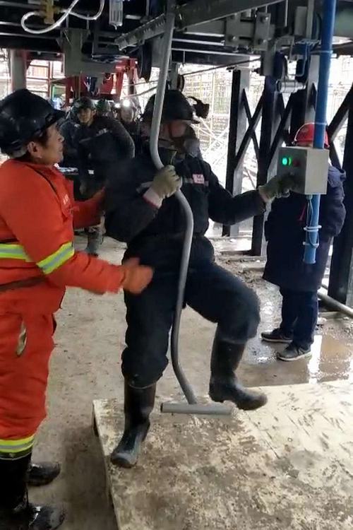 陜煤建設(shè)礦建二公司冶坪煤礦架空乘人裝置成功運行