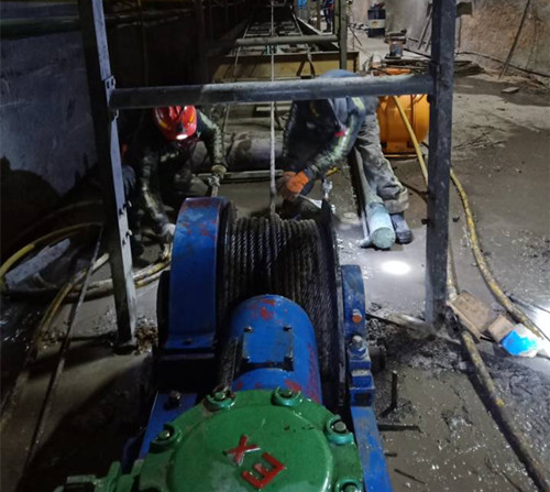 陜煤建設(shè)機(jī)電安裝公司檸條塔項(xiàng)目部順利搶修更換皮帶張緊裝置