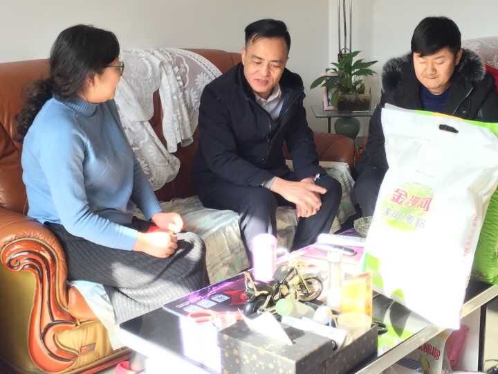 陜煤建設(shè)機(jī)電安裝公司領(lǐng)導(dǎo)走訪慰問困難職工