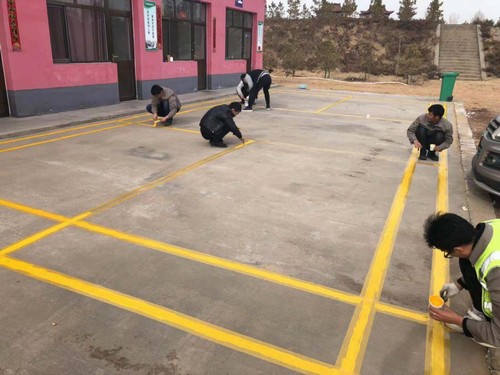 項(xiàng)目部的“專業(yè)球場”健身強(qiáng)體樂工作