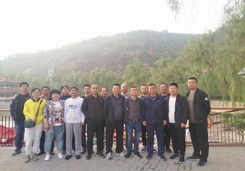 陜煤建設(shè)設(shè)備租賃中心開(kāi)展迎“五一”登山活動(dòng)