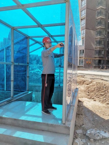 風(fēng)吹浪打揉不碎，寒來暑往見精神