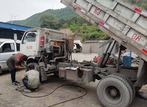 陜煤建設(shè)礦建三公司雙龍項(xiàng)目部對無軌膠輪車制動(dòng)裝置進(jìn)行升級(jí)改造