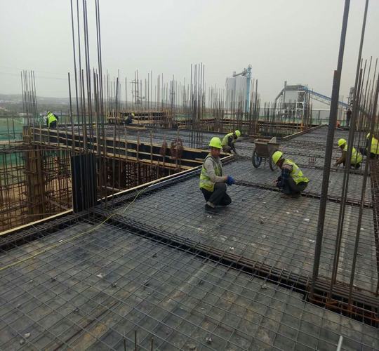 安全中求生產(chǎn)一順百順    隱患里強(qiáng)冒險(xiǎn)一挫再挫